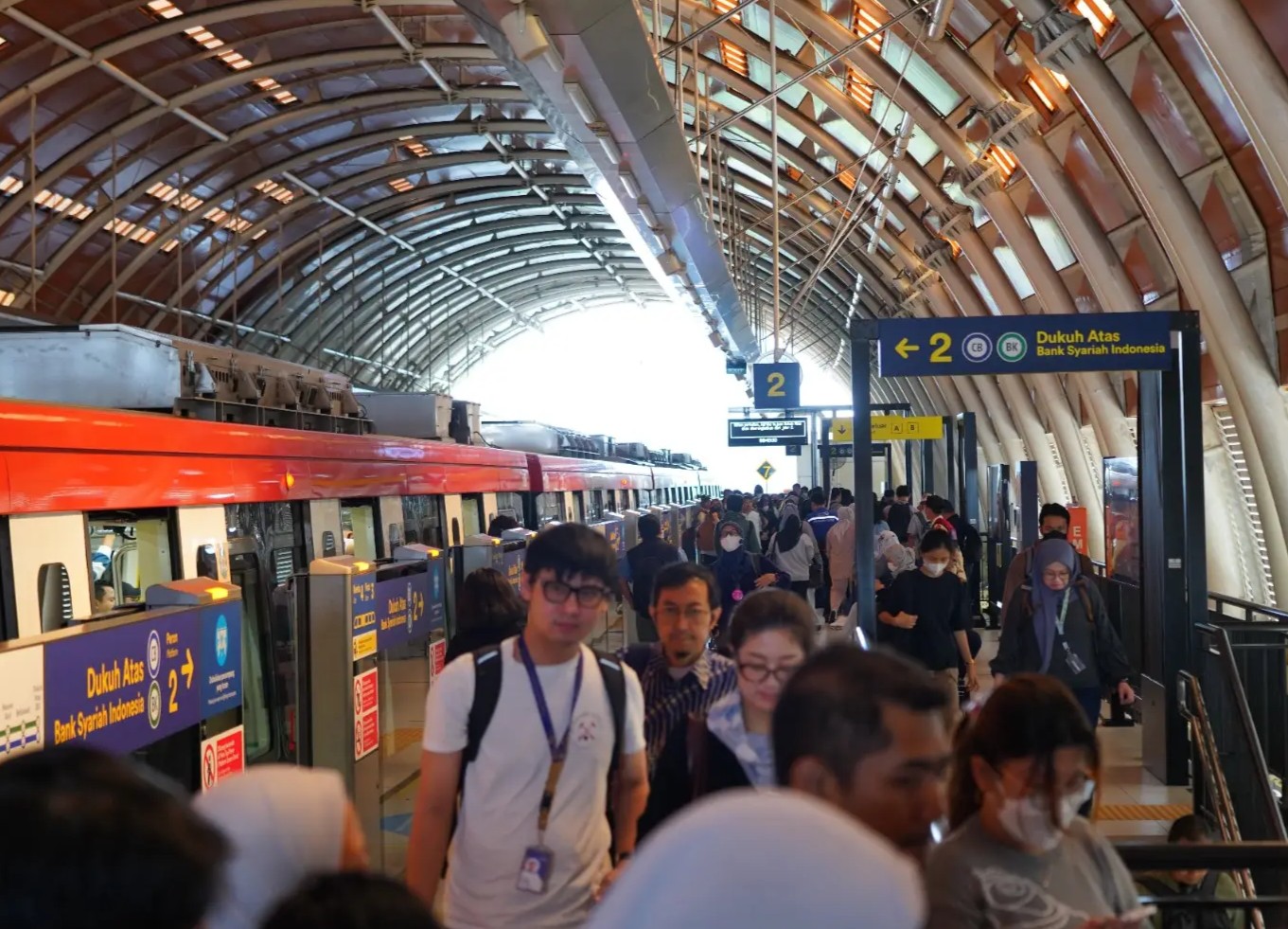 Penumpang memadati stasiun saat uji coba LRT Jabodebek