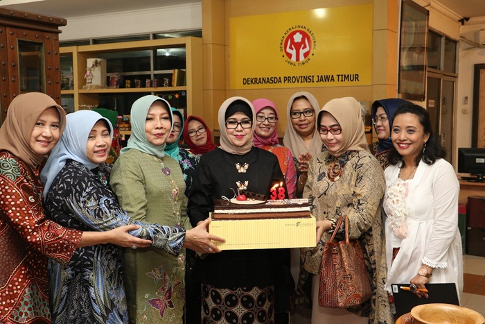 Bude Karwo sedang memegang kue HUT bersama para pengurus Dekranasda Jatim lainnya. Foto: humas