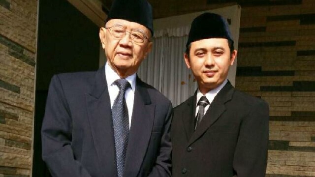 Almarhum Dr (HC) Ir KH Salahuddin Wahid (Gus Sholah) dan Ustadz Amin Zein. foto: istimewa