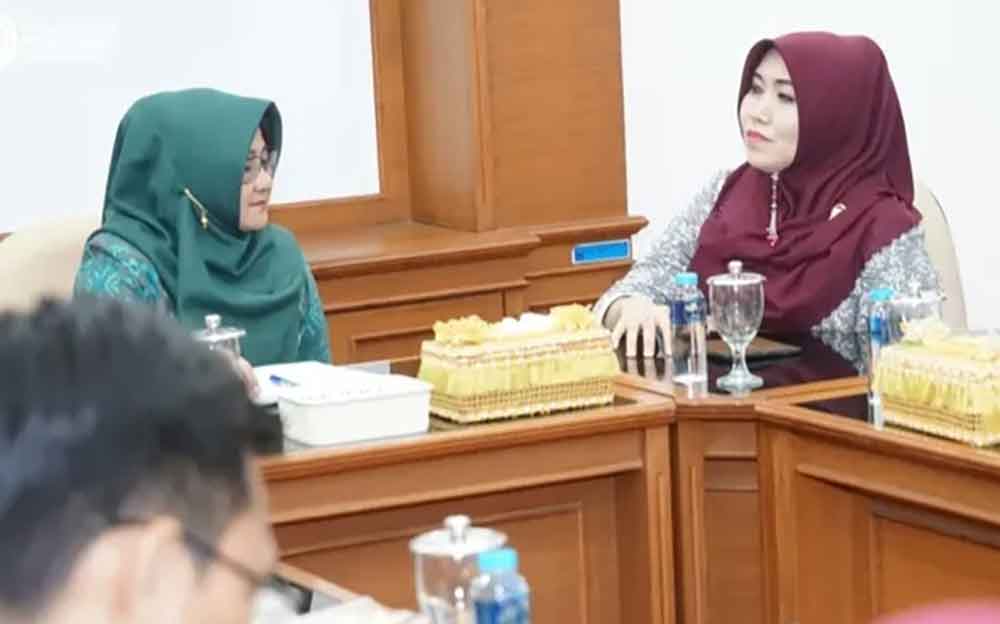 Anggota DPD RI asal Jawa Timur Lia Istifhama (kanan) saat bertemu dengan Bupati Magetan Nanik Endang Rusminiarti.