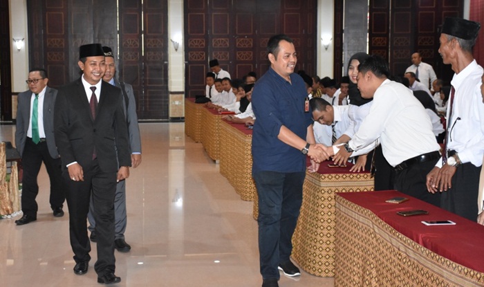 Ketua KPU Jawa Timur Choirul Anam sedang memberikan ucapan selamat kepada para anggota PPK yang baru dilantik.