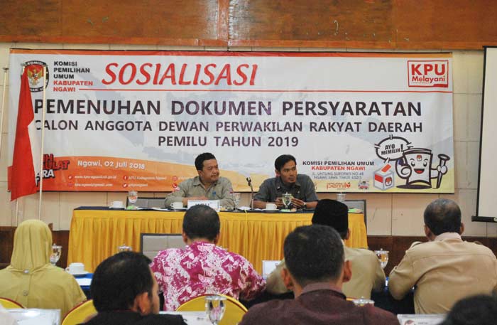 Ketua KPUD Ngawi dan sekretaris saat sosialisasi.
