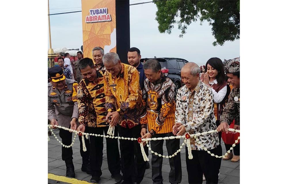 Wakil Bupati Tuban, Joko Sarwono, bersama Kepala Diskopumdag dan perwakilan jajaran forkompimda saat membuka acara 100 Persen Tuban ditandai dengan pemotongan pita.