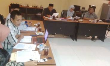 Suasana hearing antara komisi A DPRD Lamongan dan KPUD. (Haris/BANGSAONLINE)