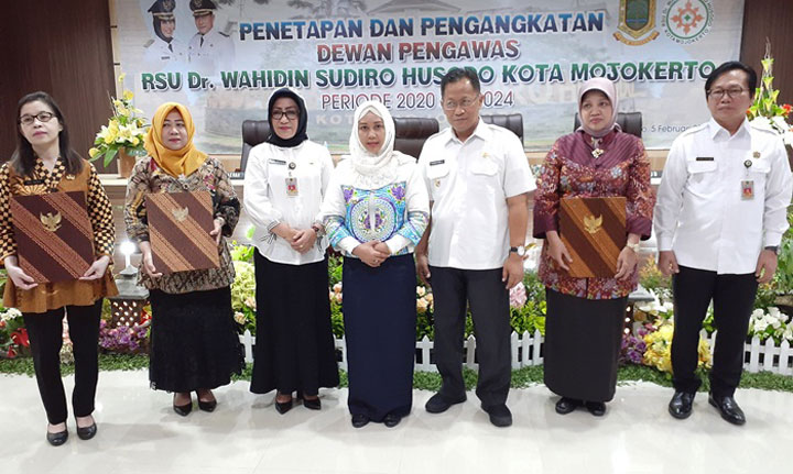Wali Kota Mojokerto Ika Puspitasari foto bersama usai pengukuhan Dewan Pengawas Rumah Sakit Umum Dr Wahidin Sudiro Husodo.