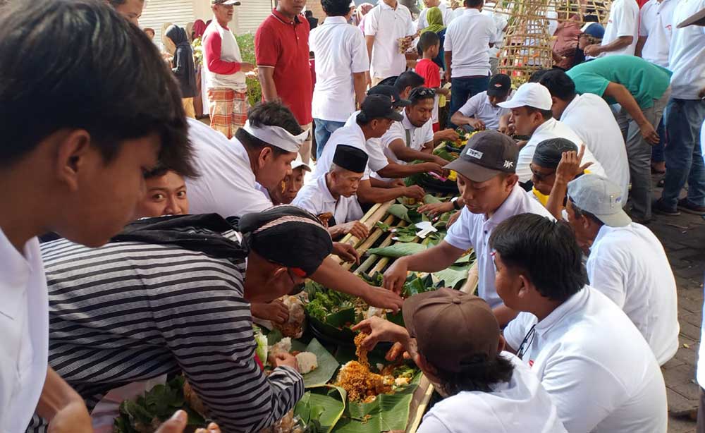 Warga Dusun Kletak, Desa Putatlor, mekan bersama usai mengikuti sedekah bumi. Foto: Ist.