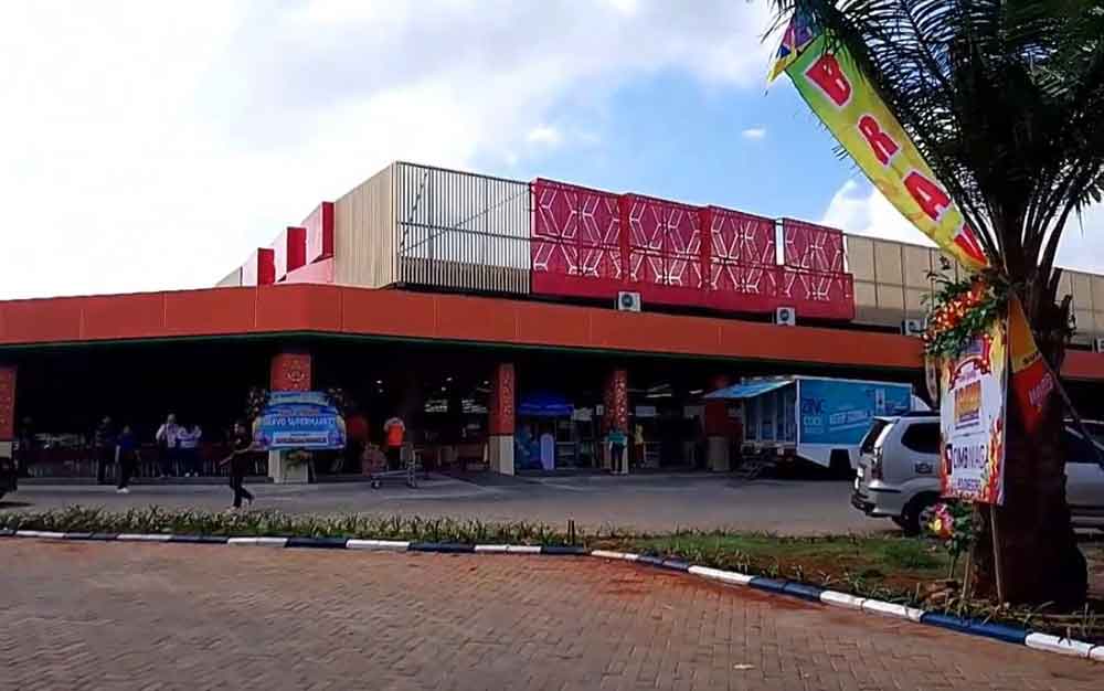 Bravo Supermarket di Kelurahan Gedongombo yang membuat warga sekitar merasa kecewa lantaran minimnya serapan tenaga kerja lokal.
