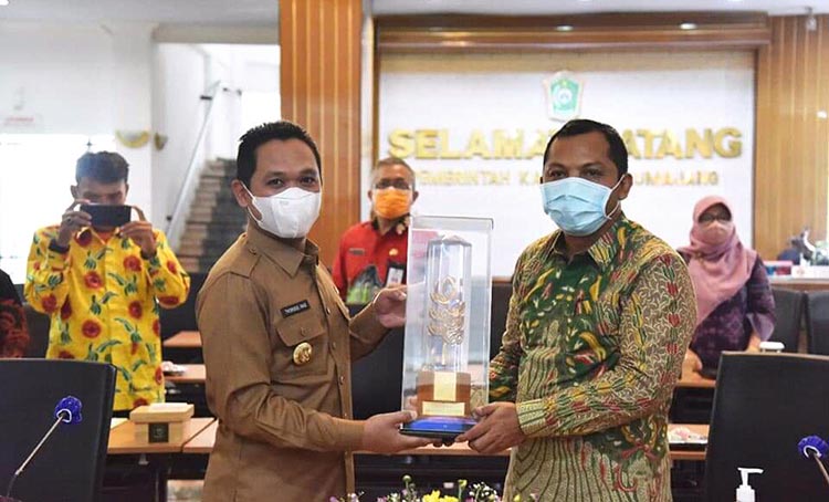 Bupati dan Ketua DPRD Lumajang menerima penghargaan Green Leadership Nirwasita Tantra. (foto: ist)