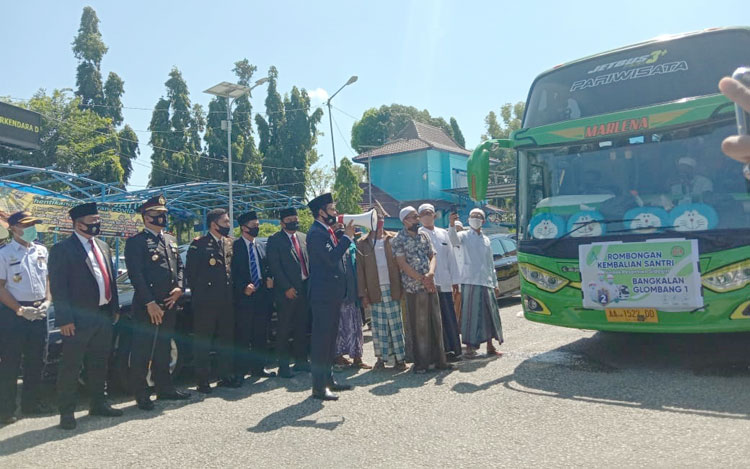 Bupati Bangkalan R. Abdul Latif Amin (pegang megaphone) saat melepas gelombang pertama santri Pesantren Sidogiri Pasuruan. 