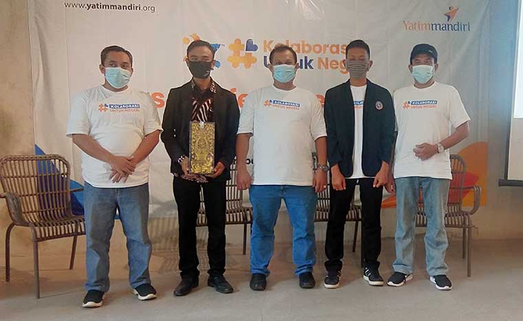 Dari kiri ke kanan: Direktur Program Hendy Nurrohmansyah, Direktur Utama YM
Mutrofin, dan Sekretaris Pengurus Rudi Mulyono.