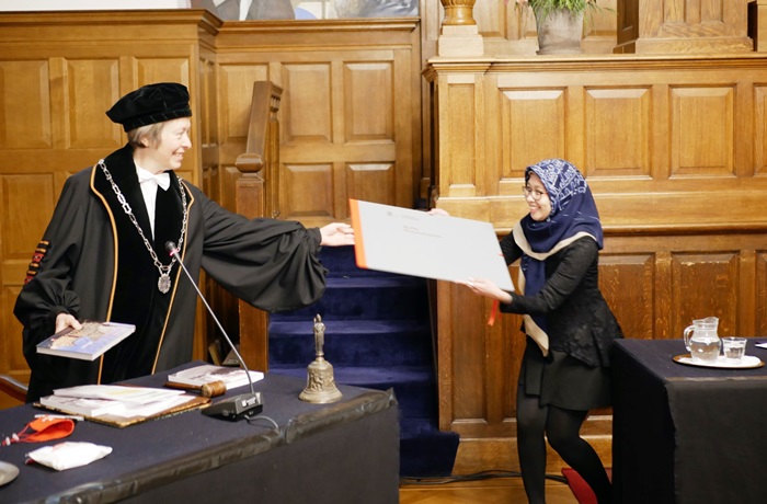 Mahasiswi Indonesia, Isti Hidayati meraih Disertasi PhD terbaik dari University of Groningen, Belanda. foto: istimewa