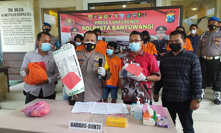Kapolresta Banyuwangi Kombes Pol. Arman Asmara Syarifuddin, S.I.K., menunjukkan tersangka dan barang bukti. (foto: ist)