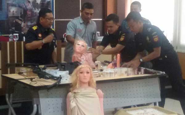 TERLARANG. Berbagai barang bukti (BB) yang disita oleh KPPBC Tipe Madya Pabean Juanda dalam rilis, kemarin. foto: catur andy/BANGSAONLINE