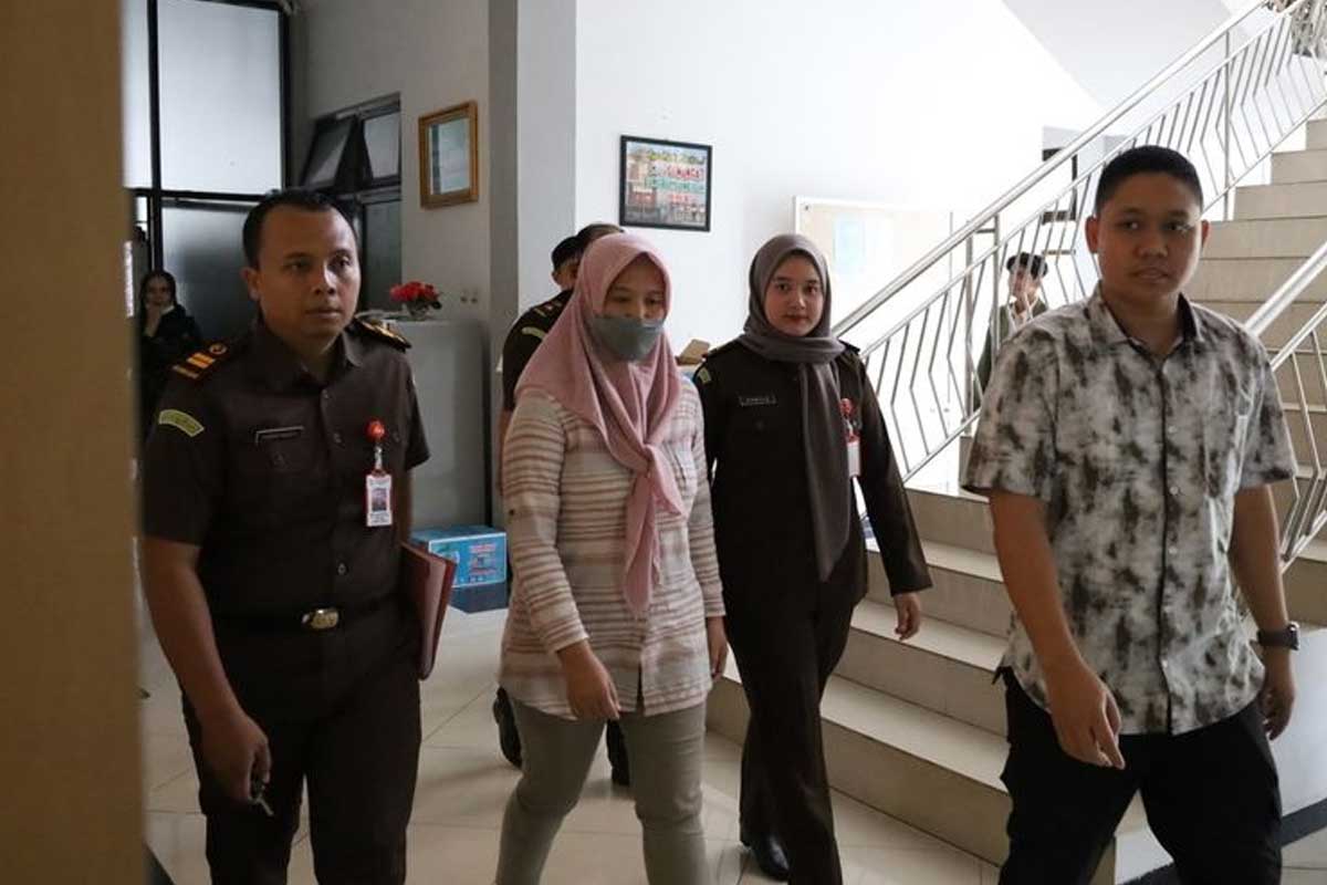 Kejaksaan Negeri Kabupaten Magetan menahan Ardyanti Novia Retno Hastuti, bendahara PNPM Kecamatan Karas (baju garis garis) ke penjara Lpasa Magetan setelah MA menolak upaya kasasai terkait perkara korupsi anggaran PNPM sebesar Rp 3 M. Foto: Ist.