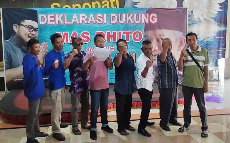 Koordinator Relawan Peduli Kediri, Fathur Chiko, saat membacakan pernyataan sikap, didampingi perwakilan relawan. Foto: Muji Harjita/BANGSAONLINE.com.