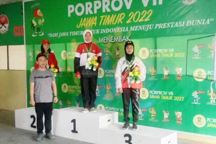 Seorang atlet dari kontingen Ngawi saat menerima medali emas.