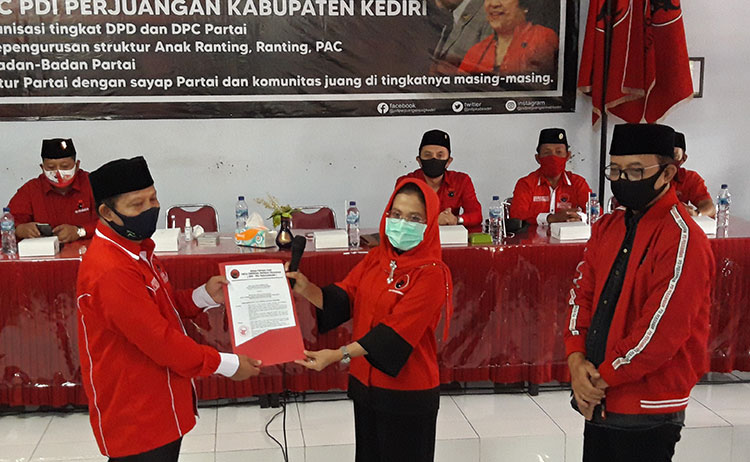 Sri Untari, Sekretaris DPD PDIP Jawa Timur saat menyerahkan SK Ketua Definitif DPC PDIP Kabupaten Kediri. (foto: MUJI/ BANGSAONLINE)
