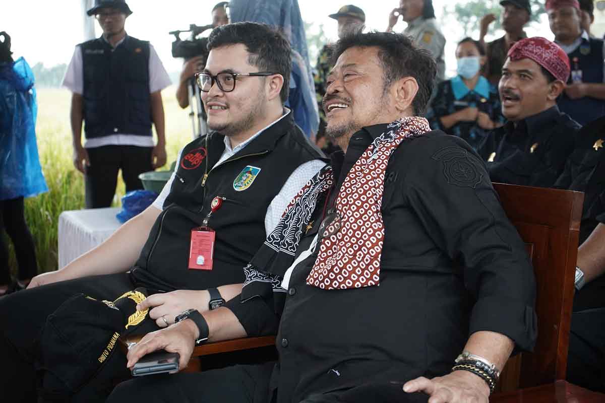 Bupati Kediri, Hanindhito Himawan Pramana, saat mendampingi Menteri Pertanian, Syahrul Yasin Limpo, di pinggir sawah Desa Peh Wetan, Kecamatan Papar. Foto: Ist