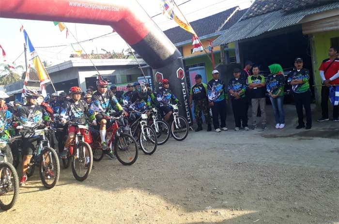 Kepala Dispora Pacitan, Hj Endang Surjasri saat melepas kegiatan jelajah alam.