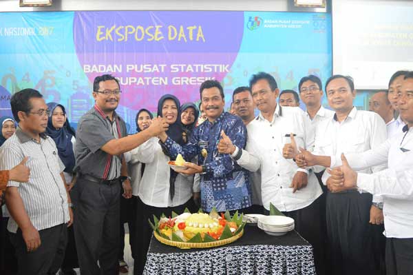 Wabup Moh Qosim bersama jajaran pejabat BPS Gresik saat peringatan hari statistik. foto: syuhud/ BANGSAONLINE