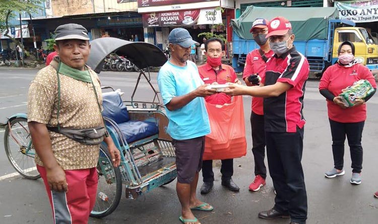 Wakil Bupati Blitar, Marhaenis UW saat melakukan aksi sosial secara langsung di beberapa lokasi di Kabupaten Blitar.