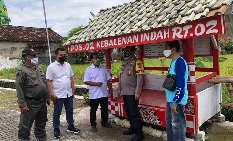 Kapolresta Banyuwangi sedang memantau pelaksanaan PPKM mikro di wilayahnya. (foto: ist)