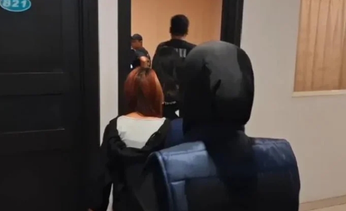 Satres PPA-PPO Polresta Sidoarjo saat mengamankan wanita yang diduga terlibat dalam prostitusi online