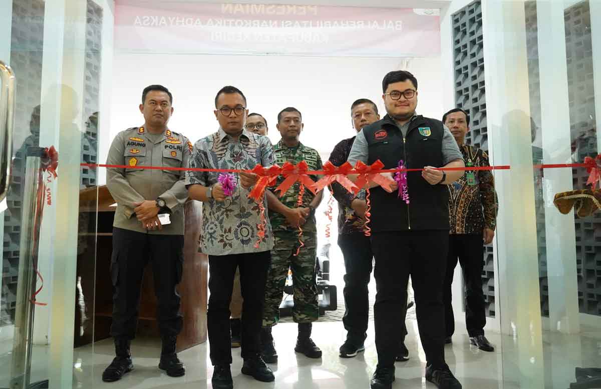 Bupati Kediri, Hanindhito Himawan Pramana, bersama Kepala Kejari Kabupaten Kediri, Chandra Eka Yustisia, dan Kapolres Kediri, AKBP Agung Setyo Nugroho, saat memotong pita ketika peresmian Balai Rehabilitasi Narkotika Adhyaksa. Foto: Ist