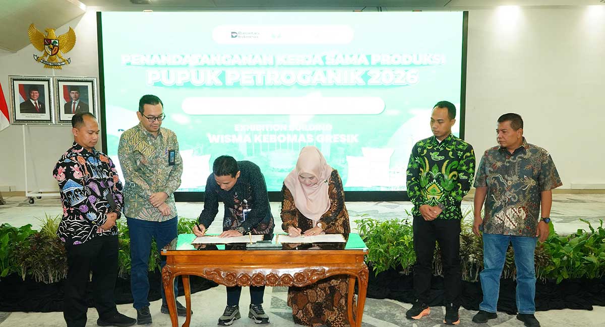 Direktur Keuangan dan Umum Petrokimia Gresik, Adityo Wibowo, bersama Mitra Petroganik saat penandatanganan kerja sama. Foto: Ist