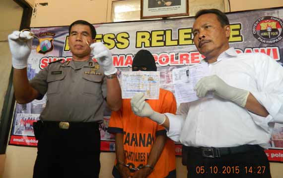 Tersangka saat digelar bersama barang bukti. foto: zainal abidin/BANGSAONLINE