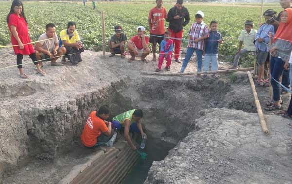 BIKIN GEGER: Air yang menggenang di sela-sela dua bangunan tumpukan batu bata candi yang diyakini sembuhkan segala penyakit. foto: catur andy erlambang/BANGSAONLINE