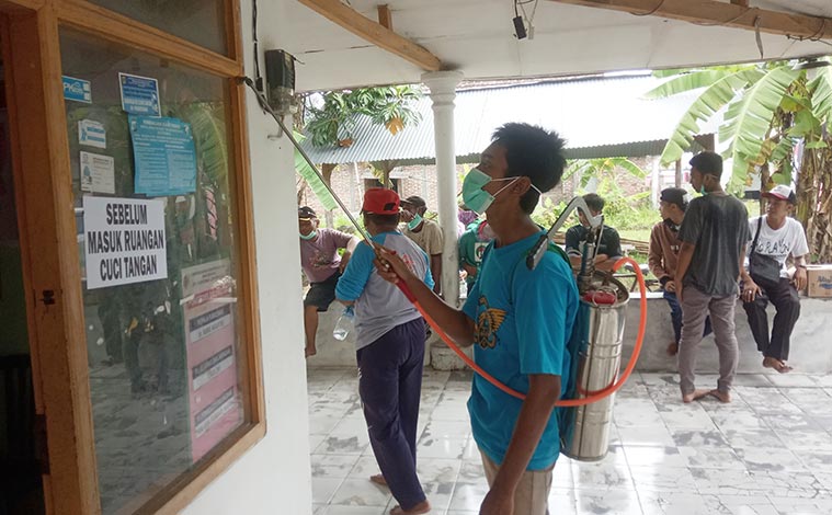 Anggota Karang Taruna saat melakukan penyemprotan.