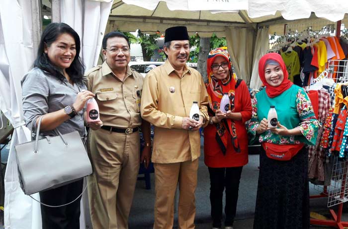 PRODUK LOKAL: Wabup Sidoarjo didampingi Plt Kadis Koperasi dan Usaha Mikro, Tjarda meninjau salah satu stan pameran, Senin (4/11). foto: MUSTAIN/ BANGSAONLINE