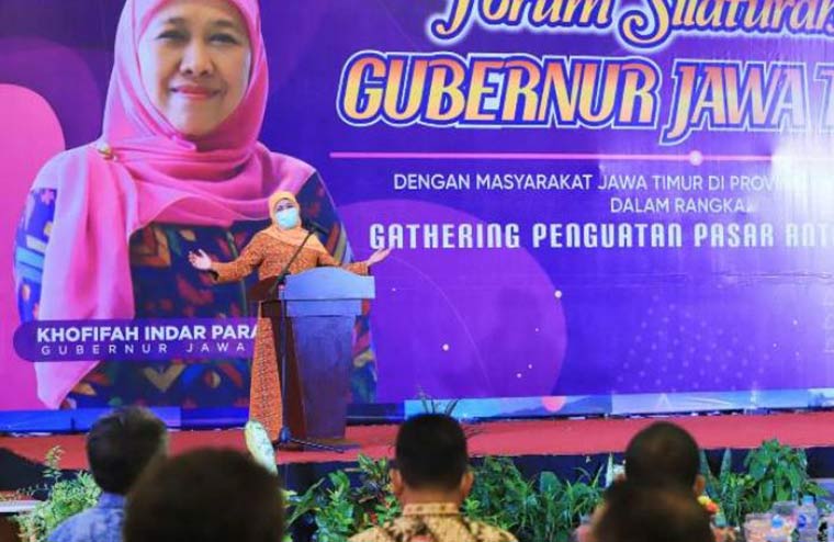 Gubernur Jawa Timur Khofifah Indar Parawansa saat sambutan dalam forum silaturahmi dengan warga masyarakat Jatim yang merantau dan tinggal di Provinsi Kepulauan Riau (Kepri), Jumat (30/4/2021) malam. foto: ist/ bangsaonline.com