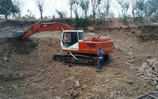 Petugas saat menyita eskavator di lokasi tambang. foto: andi/BANGSAONLINE