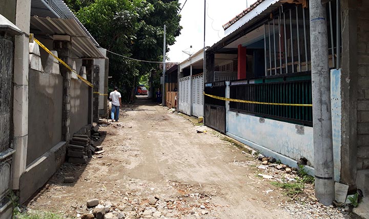 Empat rumah di Desa Besuk, Kecamatan Gurah, Kabupaten Kediri yang digerebek polisi sudah dipasang police line. foto: MUJI HARJITA/ BANGSAONLINE