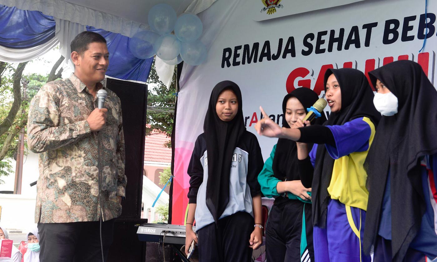 Wali Kota Kediri Abdullah Abu Bakar saat berdialog dengan para remaja putri. Foto: Ist.