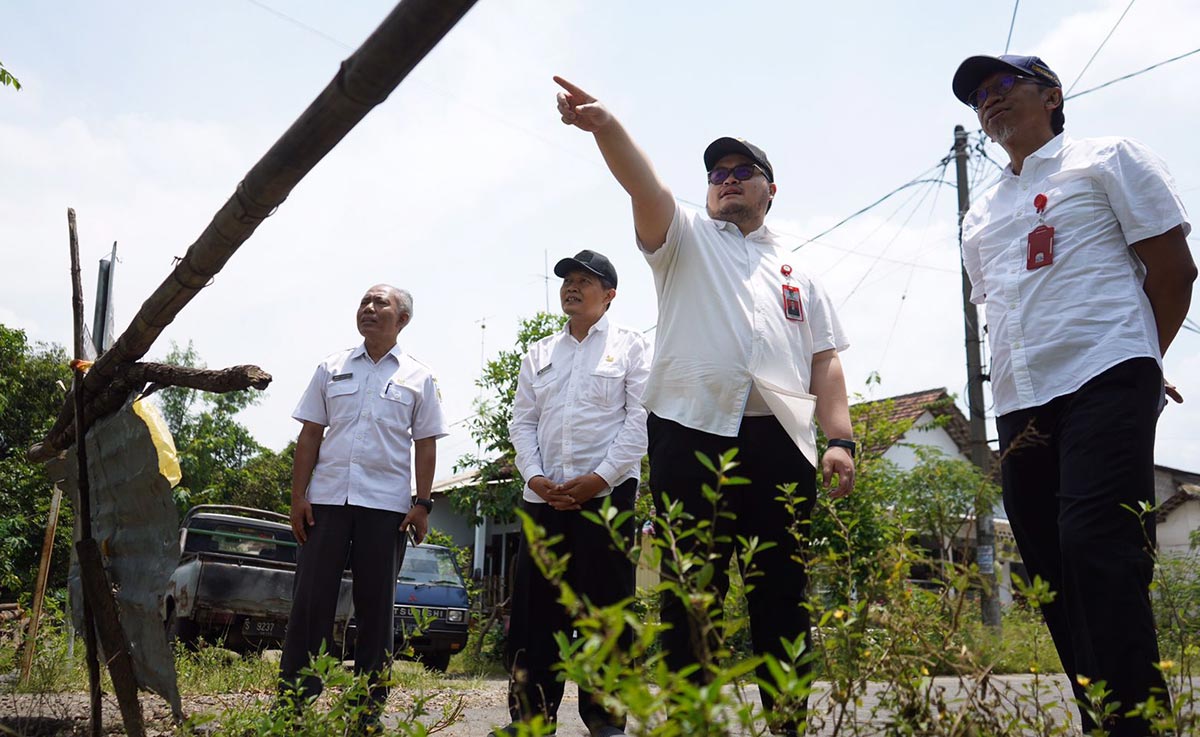 Bupati Kediri Hanindhito Himawan (sedang menunjuk) saat mengecek lokasi pembangunan Jembatan Jongbiru. Foto: Ist.