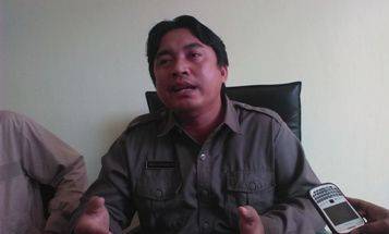 KHAWATIR. Sekretaris Komisi A DPRD Bojonegoro, Anam Warsito mengaku khawatir jika ada insiden serupa di JOB P-PEJ. Karena RSUD type B segera dioperasikan. Foto: eky nurhadi/BANGSAONLINE