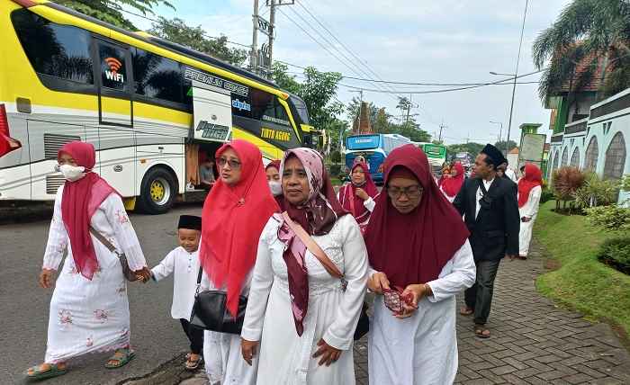 Para peziarah wali limo gratis dari Gus Barra saat akan memasuki busnya masing-masing untuk diberangkatkan.