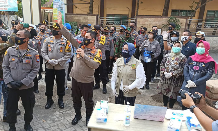 Wali Kota Mojokerto Ika Puspitasari mendampingi Kapolda Jatim beserta rombongan saat mengunjungi Rusunawa Cinde. (foto: ist).