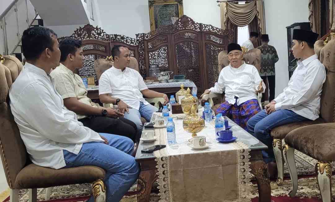 Suasana pertemuan silaturahim Dandim 0815/Mojokerto Letkol Inf M. Iqbal Prihanta Yudha dengan  Prof Dr KH Asep Saifuddin Chalim, MA, di Pondok Pesantren Amnatul Ummah Pacet Mojokerto, Selasa (30/4/2024) malam. Foto: MMA/bangsaonline