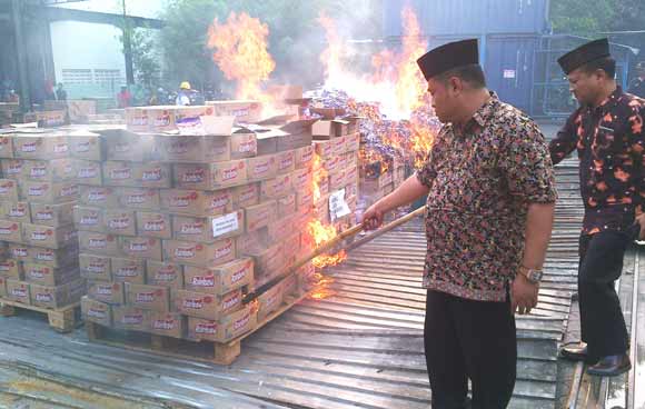 Ribuan karton plastik permen bertuliskan Yaowo dibakar di halaman belakang PT UPA, Jalan Panjang Jiwo Surabaya. foto: rusmiyanto/BANGSAONLINE
