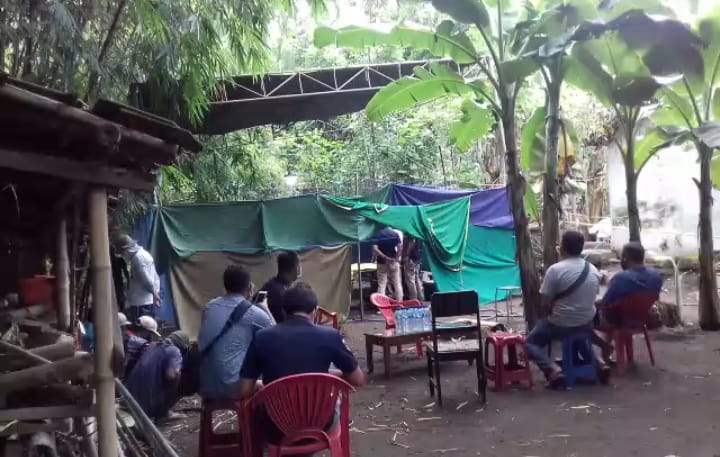 Proses pembongkaran makam sekaligus autopsi terhadap jenazah korban.