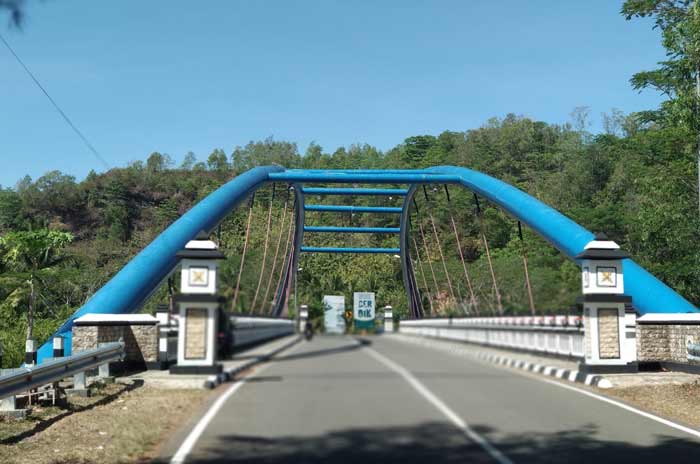 Jembatan Soge yang dikenal sebagai lokasi kongkow-kongkow dan swafoto masih sepi pengunjung. foto: YUNIARDI S/ BANGSAONLINE