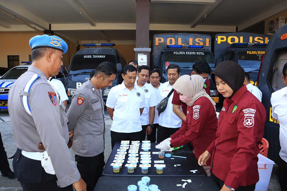 Anggota Satresnarkoba Polres Kediri Kota saat antri untuk mengikuti tes urine. Foto: Ist. 