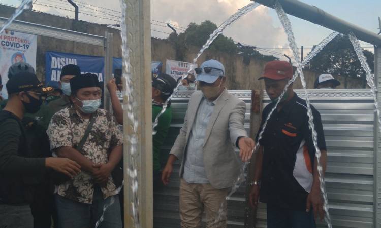 Bupati Pasuruan saat meninjau langsung wisata sumber air panas. (foto: ist)