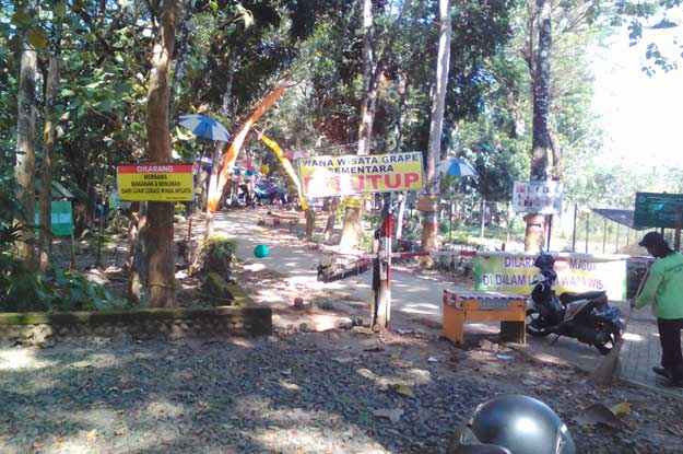 Spanduk larangan masuk di Wana Wisata Grape tapi tak dipedulikan pengunjung. foto: HENDRO/ BANGSAONLINE