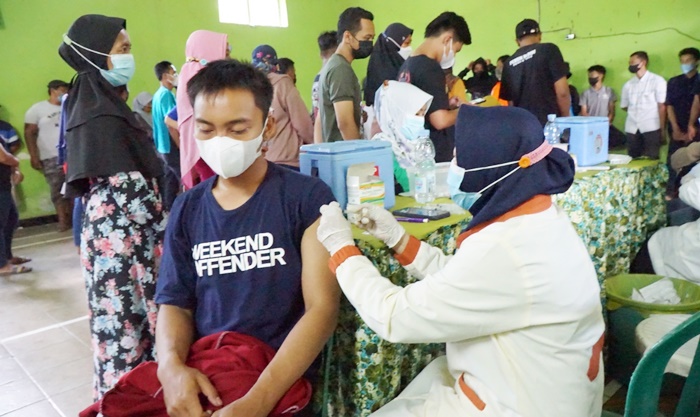 Petugas saat menyuntikkan vaksin booster kepada salah seorang warga. foto: ist.
