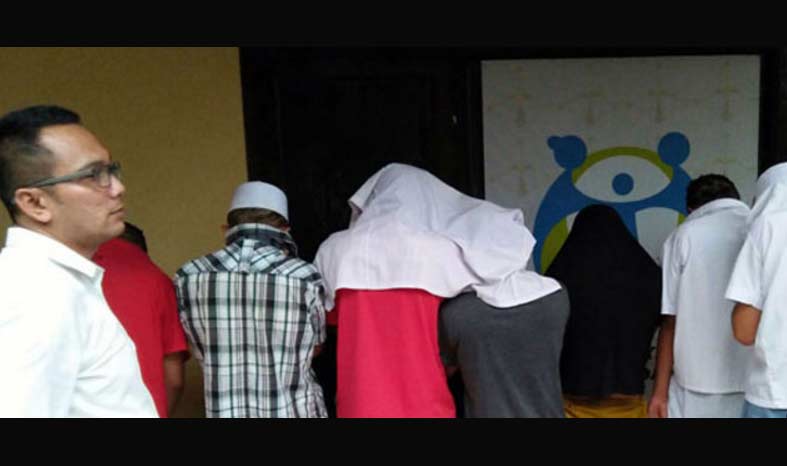 Sebagian santri yang sudah diamankan jajaran Reskrim Polres Jombang. foto: jatimtimes